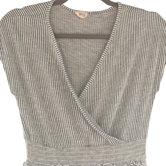 Caution to the Wind Dress Womans Size Gray White Stripe Gathered Waist Soft - Picture 2 of 8